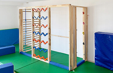 Turn- und Klettergerät mit Matten