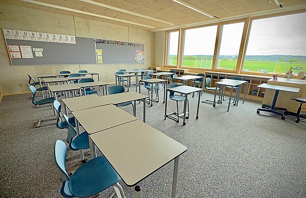 Helles Klassenzimmer mit  großen Fenstern