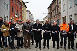 Oberbürgermeister Gerold Noerenberg sowie einige Stradträte durchtrennen ein Sperrband in der Hermann-Köhl-Straße