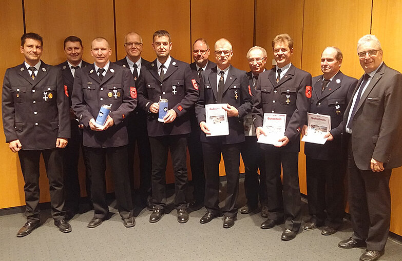 Die zehn geehrten Feuerwehrleute der Stadt Neu-Ulm gemeinsam mit Oberbürgermeister Gerold Noerenberg
