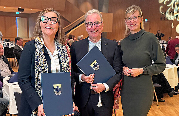 Oberbürgermeisterin Katrin Albsteiger gemeinsam mit Dr. Beate Merk und Gerold Noerenberg