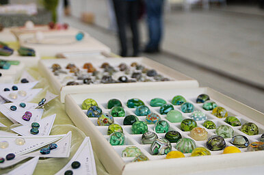 Stand mit Glasschmuck