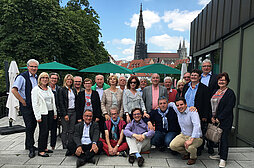 Gruppenfoto auf einer Terrasse mit den Vertretern der Städte Neu-Ulm und Bois-Colombes, im Hintergrund das Ulmer Münster