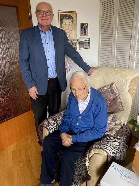 Der Jubilar zusammen mit Neu-Ulms zweitem Bürgermeister Johannes Stingl