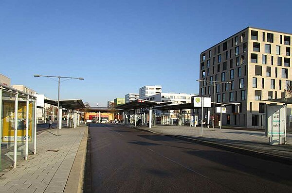 Neu-Ulmer Busbahnhof mit Bushaltestellen