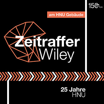 Quadratische Grafik mit dem Text "Zeitraffer Weily, 25 Jahre HNU, am HNU Gebäude"