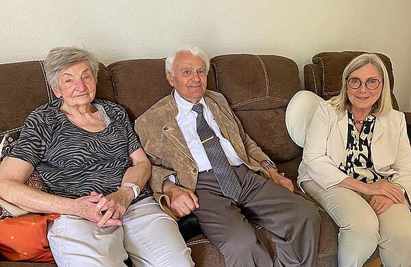 Das Ehepaar gemeinsam mit Neu-Ulms dritter Bürgermeisterin Gerlinde Koch sitzend auf einer Couch.
