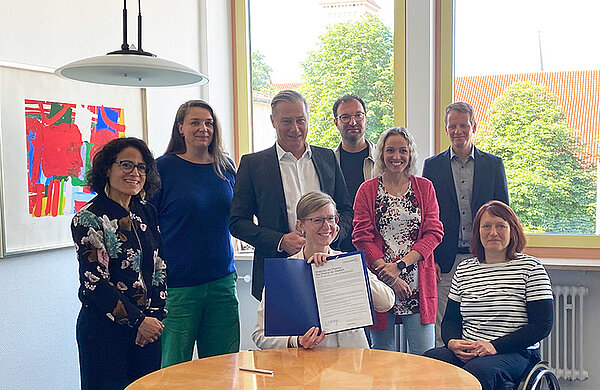 Oberbürgermeisterin Katrin Albsteiger gemeinsam mit Vertreterinnen und Vertretern des runden Tisches „Vielfalt“ bei der Unterzeichnung der Charta für Vielfalt Oberbürgermeisterin Katrin Albsteiger sowie Vertreterinnen und Vertreten des runden Tisches „Vielfalt“ bei der Unterzeichnung der Charta für Vielfalt