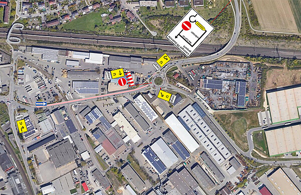 Luftbild vom Neu-Ulmer Gewerbegebiet "Im Starkfeld" mit Markierung der halbseitig gesperrten Lessingstraße