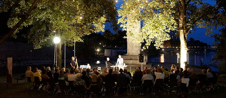 Neu-Ulmer Glacis-Park mit Open-Air-Konzert auf der Veranstaltungsbühne und vollen Publikumsrängen