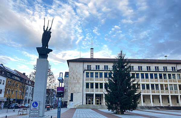 Der Weihnachtsbaum auf dem Neu-Ulmer Rathausplatz