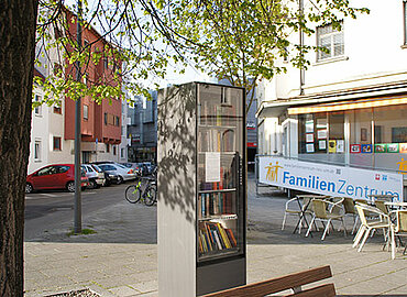 Bücherschrank vor dem Familienzentrum Neu-Ulm