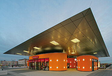 Orangefarbenes Bahnhofsgebäude in Neu-Ulm
