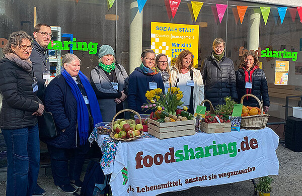 Oberbürgermeisterin Katrin Albsteiger steht mit weiteren Verantwortlichen des "Fairteilers" vor dem neuen Foodsharing-Raum.