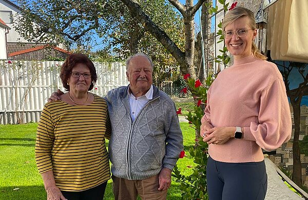 Oberbürgermeisterin Katrin Albsteiger und das Ehepaar stehen in einem Garten.