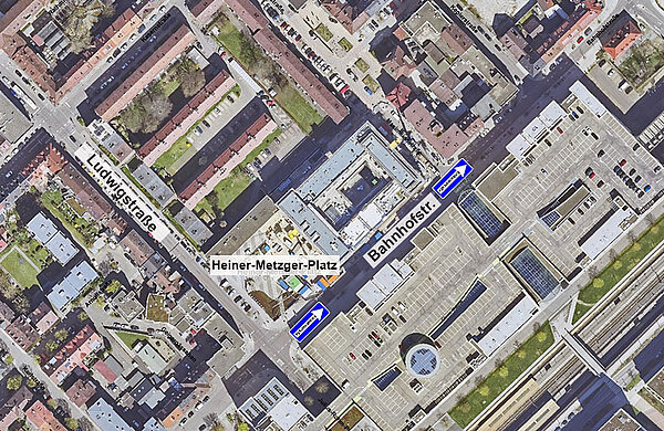 Rot markierter Radfahrstreifen in der Bahnhofstraße