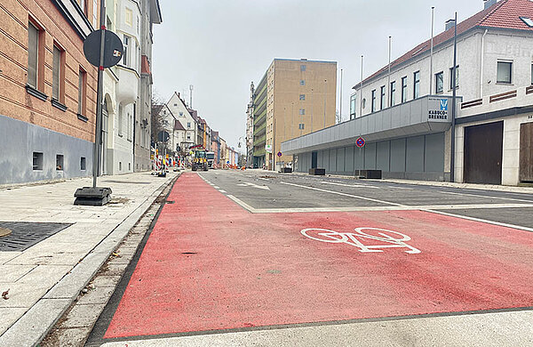 Rot markierter Radfahrstreifen in der Bahnhofstraße