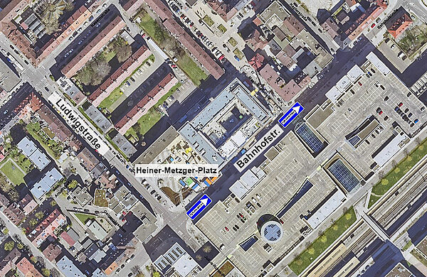 Luftbild Neu-Ulmer Innenstadt mit Symbol "Einbahnstraße" in der Bahnhofstraße