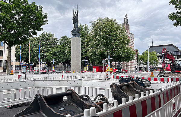 Nach den Pfingstferien beginnt der nächste Bauabschnitt bei der Sanierung und Neugestaltung der Ludwigstraße. Baustelle mit Absperrungen und Baustellenbagger in der Augsburger Straße auf Höhe Ludwigstraße