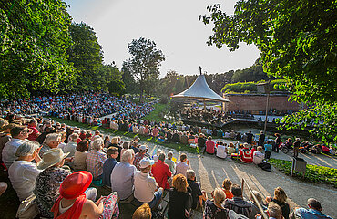 Open-Air-Konzert auf der Veranstaltungsbühne im Glacis-Park vor vollbesetzen Zuschauerrängen