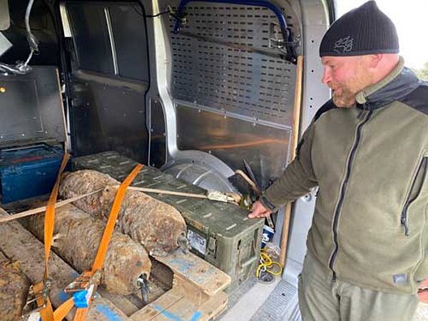 Sprengmeister Torsten Thienert neben den drei entschärften Blindgängern