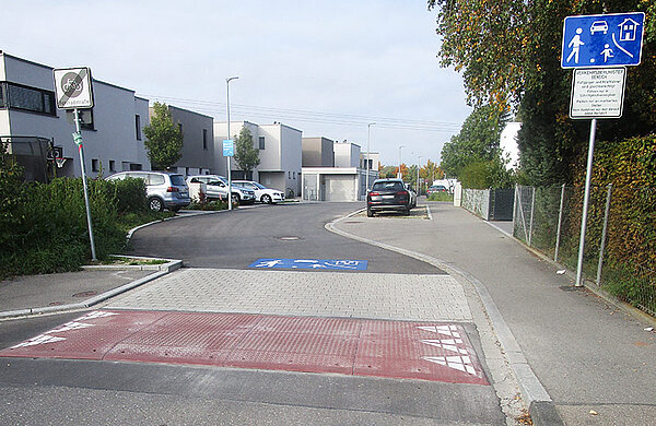 Fahrradstraße mit roten Schwellen zum Abbremsen von Radelnden
