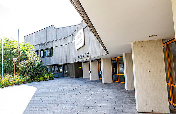 Eingangsbereich des Kongresszentrums Edwin-Scharff-Haus