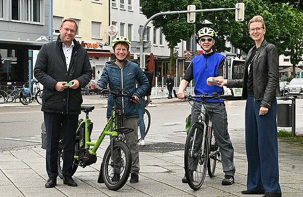Neu-Ulms Oberbürgermeisterin Katrin Albsteiger und Ulms Oberbürgermeister Martin Ansbacher neben zwei Radelnden