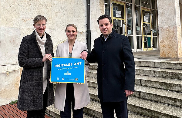 Digitalministerin Judith Gerlach überreicht Oberbürgermeisterin Katrin Albsteiger und Ralf Mager die Auszeichnung „Digitales Amt“.