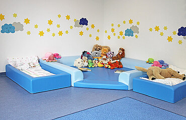 Schlafraum mit Kinderbetten und Plüschtüren