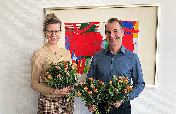 Der Obermeister der Gärtnerinnung und Oberbürgermeisterin Katrin Albsteiger mit Tulpensträußen
