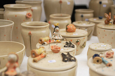 Prozellanbecher, -vasen und -döschen