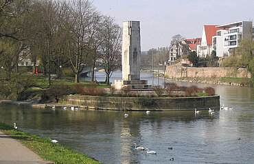Blick vom Neu-Ulmer Donauufer auf die Parkanlage auf der Insel mit Kriegerdenkmal und das gegenüberliegende Donauufer in Ulm
