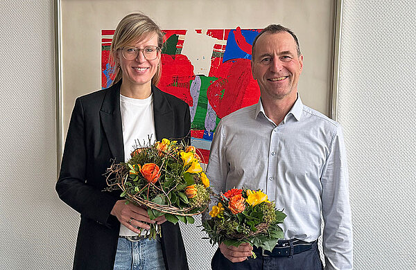 Herbert Blessing und Oberbürgermeisterin Katrin Albsteiger mit bunten Blumensträußen