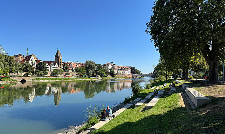 Das Jahnufer, das Neu-Ulmer Donauufer am Edwin-Scharff-Haus, mit Sitzstufen, die in die Rasentreppen integriert wurden.