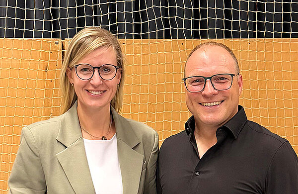 Oberbürgermeisterin Katrin Albsteiger neben dem Ortssprecher