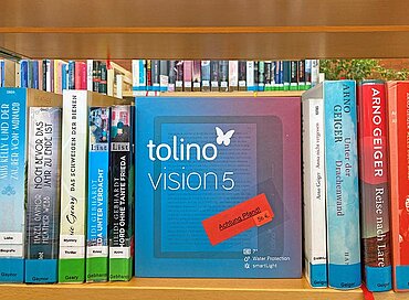 Tolino E-Book-Reader in einem Bücherregal