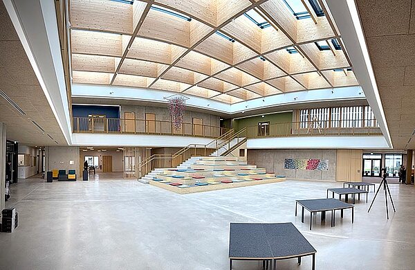 Das Herzstück der neuen Grundschule Burlafingen: die große offene Aula im Erdgeschoss. Große offene Aula der Grundschule