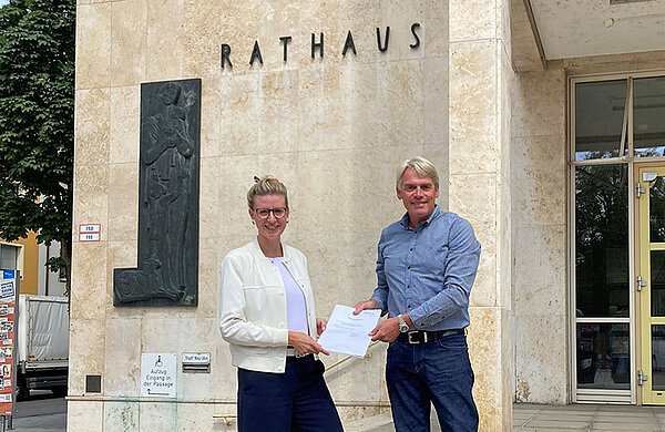 Peter Brodbeck aus Holzschwang übergibt die Unterschriften an Oberbürgermeisterin Katrin Albsteiger.