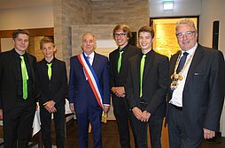 Gruppenfoto mit OB Noerenberg, Bois-Colombes Bürgermeister Revillion und jungen Musikern 