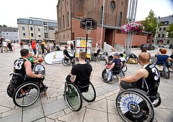 Eine Gruppe von Personen in Rollstühlen beim Rollstuhl-Basketball