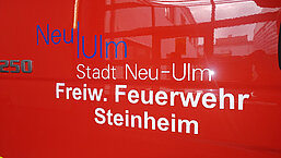 Schriftzug am neuen Löschfahrzeug "Freiwillige Feuerwehr Steinheim" mit Logo der Stadt Neu-Ulm