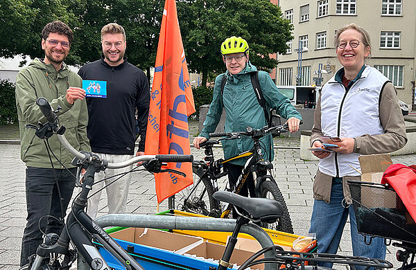 Vier Personen neben ihren Fahrrädern