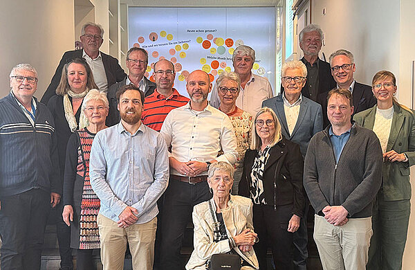 Gruppenfoto mit den ausscheidenden Stadträtinnen und Stadträten