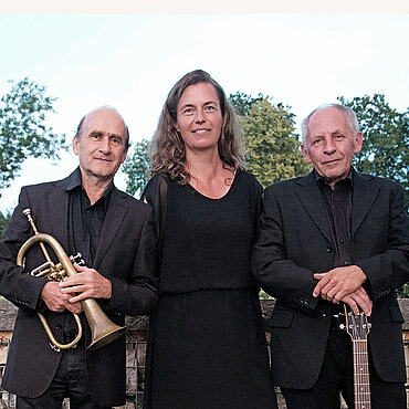 Pless Jazz Trio Bandfoto von "Pless Jazz Trio" mit den drei Bandmitglidern samt Flügelhorn und Gitarre