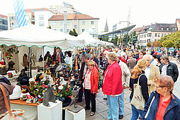Marktbesucher schlendern über die Marktstände des Töpfermarktes auf dem Neu-Ulmer Petrusplatz