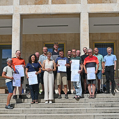 Gruppenfoto mit der Neu-Ulmer Oberbürgermeisterin sowie den Gewinnerinnen und Gewinnern des STADTRADELN.