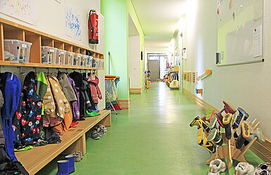 Flur mit Garderobe mit Kinderjacken und -schuhen