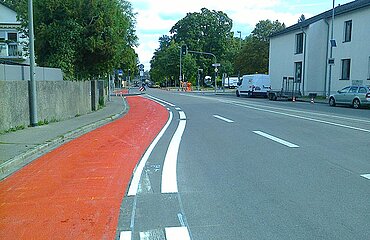 Neu-Ulmer Schützenstraße mit rot markiertem Radfahrstreifen