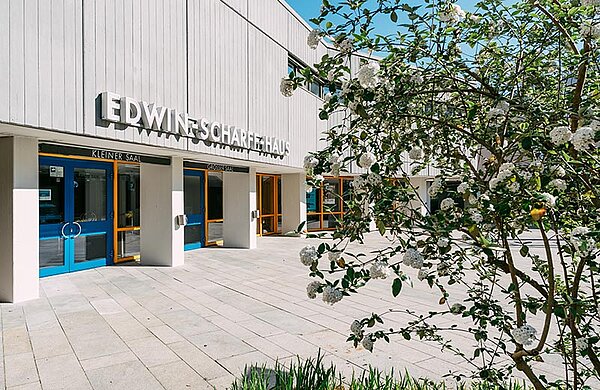 Eingang des Edwin-Scharff-Hauses